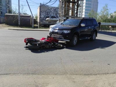Мотоцикл столкнулся с внедорожником в Якутске