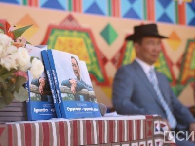 Во время Ысыаха Туймаады презентовали книгу о главе Якутии