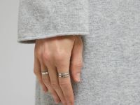 Вязаное платье свободного кроя с воротником-стойкой