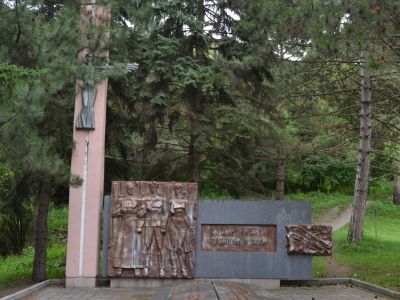 Братская могила коммунаров, погибших в 1920 г. от рук белобандитов односельчанам