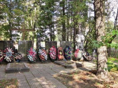 Братская могила советских воинов