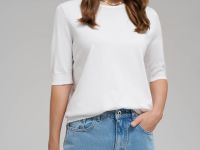 Легкий джемпер прямого кроя с коротким рукавом