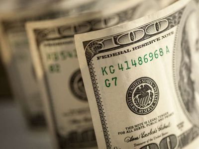 Курс доллара на Мосбирже опустился ниже 51 рубля впервые с мая 2015 года