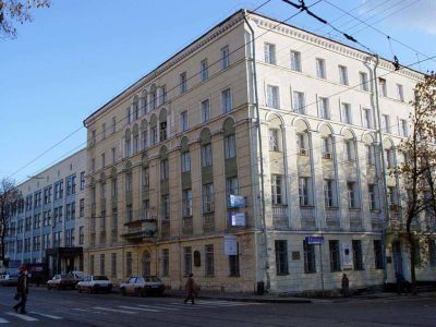 Здание, в котором располагались удельная контора и удельная больница. Здесь в удельной конторе  жили и работали писатель, лексикограф и этнограф Даль Владимир Иванович (с 1849 по 1859 г.) и архитектор Даль Лев Владимирович