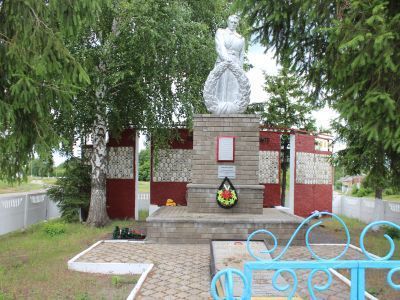 Братская могила советских воинов, погибших в боях с фашистскими захватчиками в 1943 году. Захоронено 50 человек, установлены имена 16 человек. Скульптура советского воина