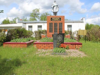 Братская могила воинов Советской Армии, погибших в период Великой Отечественной войны. Захоронено 824 человека, установлено фамилий на 33 человека. Скульптура установлена в 1965 году
