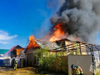 В микрорайоне Марха Якутска в частном доме вспыхнул пожар UPD