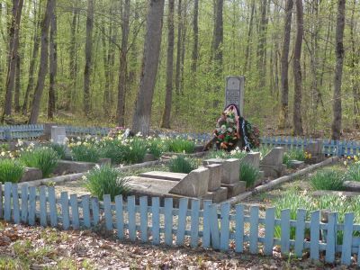Братское кладбище советских воинов, погибших в боях с фашистскими захватчиками (19 могил)