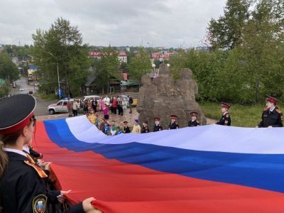 По улицам города Алдана молодые якутяне пронесли огромный российский триколор