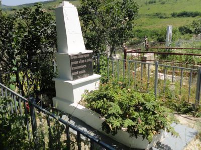 Братская могила советских воинов, погибших в боях с фашистскими захватчиками