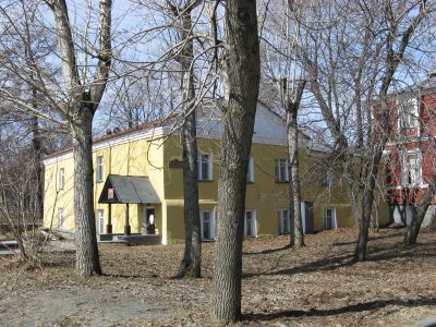 Каменная пристройка с флигелями