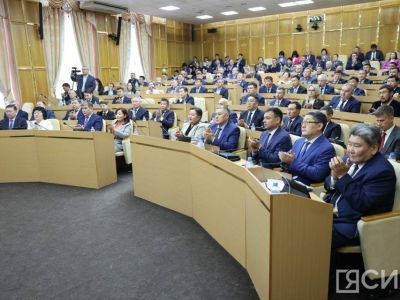 Парламент Якутии рассмотрел законопроекты по поддержке сирот, многодетных семей и молодожёнов
