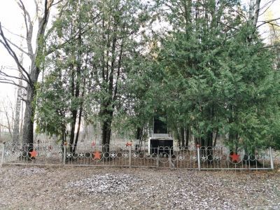 Братская могила советских воинов