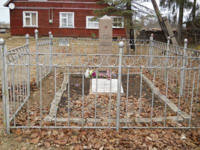 Братская могила  советских  воинов, павших в боях с фашистами