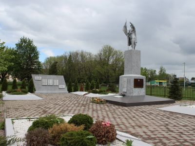 Братская могила советских воинов, погибших в боях с фашистскими захватчиками