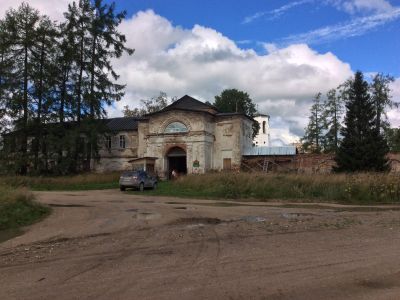 Корпус настоятельский с надвратной Никольской церковью