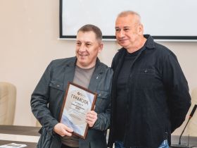 Секретарь СЖР Владимир Касютин вручил награды липецким журналистам
