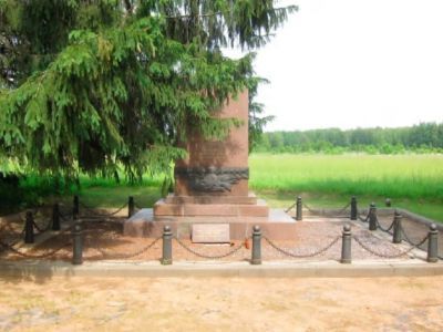 Братская могила советских воинов, 1941-1942 гг. Памятник над братской могилой, 1957 г., архитектор И.А. Француз