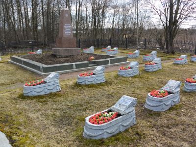 Братское захоронение воинов Советской Армии, погибших в годы Великой Отечественной войны 1941-1945 г.г.