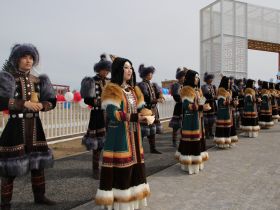 Вилюйск преображается: в День города на набережной «Поющие пески» зазвучала новая музыка