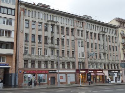 Доходный дом М.П.Кочубея, 1905 г., архитектор О.О.Шишковский. Здесь в квартире № 24 в 1913-1915 годах жил поэт В.В.Маяковский