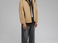 Ветровка с капюшоном