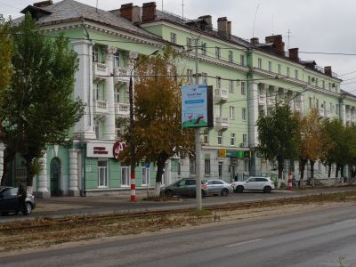 Жилой дом с воротами