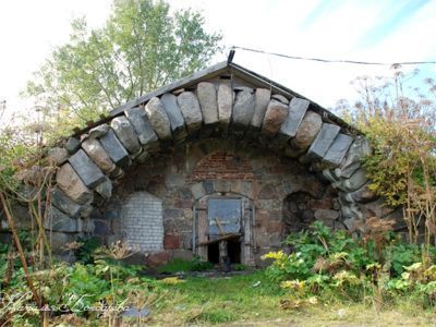 Погреб с гротом из валунов