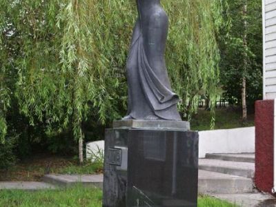 Женщина с птицей «Мир», установленная в честь 30-летия породнения городов Находка и Майдзуру
