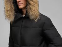 Стеганая куртка с капюшоном и меховой опушкой