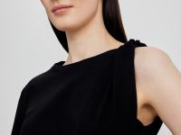 Топ из хлопка с открытым плечом и фигурным узлом