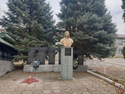 Памятник-бюст Героя Советского Союза Масаева Аслангери Яхъяевича
