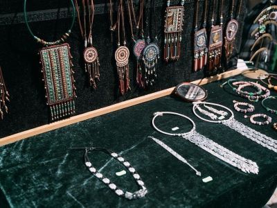 В Якутске идёт ярмарка национальной одежды и аксессуаров к ысыаху