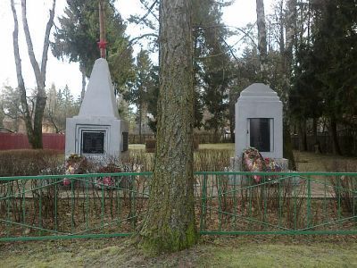 Братская могила советских воинов