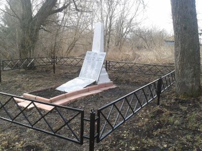Братская могила советских воинов, погибших в боях с фашистскими захватчиками