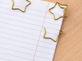 Скрепки фигурные Globus - звездочка 30 мм 12 шт. пластик. коробка, европодвес, золотые