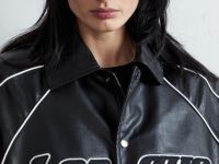 Чёрный утеплённый бомбер из искусственной кожи с аппликацией Глория Джинс