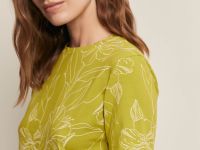 Футболка приталенного силуэта с цветочным принтом