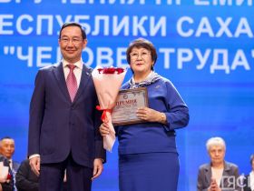 Айсен Николаев наградил 50 якутян премией «Человек труда»