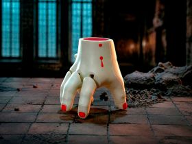 24CB104QQGS Фигурка QueSera - Stranger hands