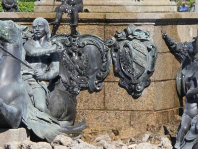 Барельефы "Щит с гербом" (шесть)