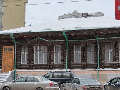 Полукаменный дом, украшенный деревянной резьбой