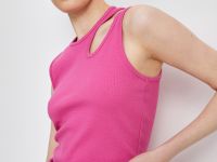 Майка с фигурным разрезом