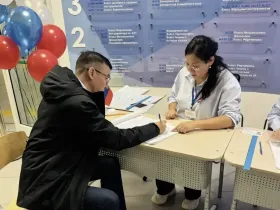 Члены правительства Якутии принимают участие в голосовании на выборах в Госдуму