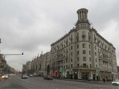 Жилой дом, 1939-1941 гг., архитектор А.Г.Мордвинов. Здесь в 1941-1961 гг. в квартире 109-110 жил и работал пианист и педагог, профессор А.Б.Гольденвейзер. В этом доме в 1947-1971 гг. жил и работал скульптор С.Т.Коненков (с 1974 года - мемориальный музей-м