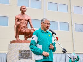 В селе Ытык-Кюель возложили цветы к памятнику Иллариону Федосееву