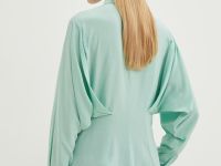 Приталенная блузка с акцентными рукавами