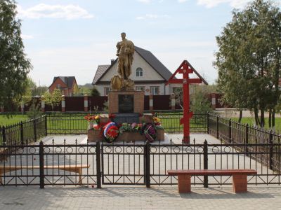 Братская могила советских воинов