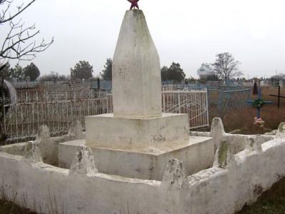 Братская могила советских воинов