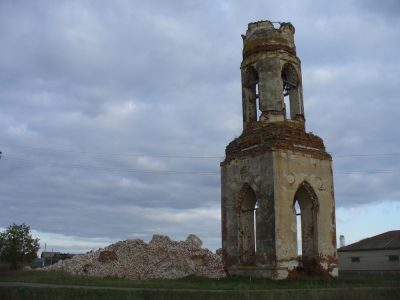 Колокольня церкви Казанской Божьей матери с руинами основного объема